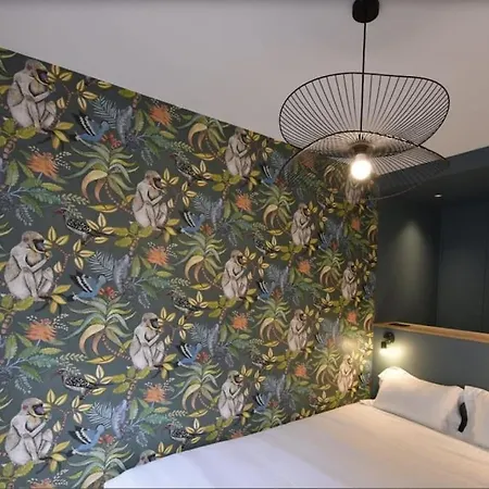 Recently Renovated 3bd Next To Invalides! -